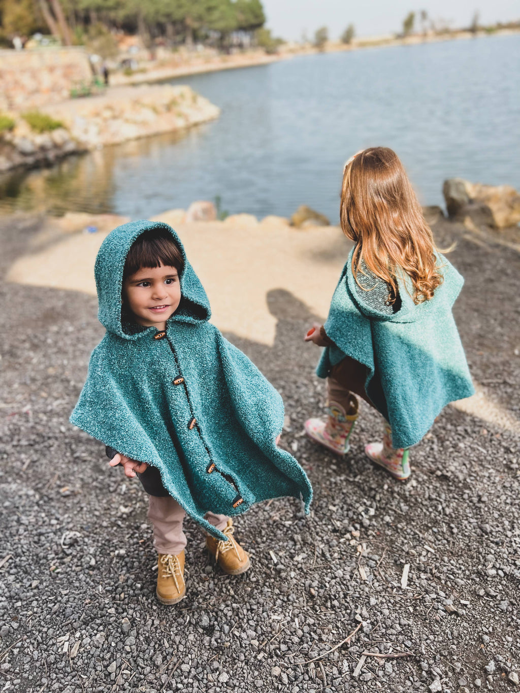 KID HOODED BOUCLE TEDDY PONCHO